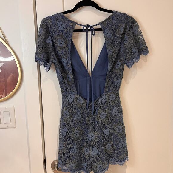 ASTR The Label Blue & Gray Lace Tie Back Romper Size Small - Picture 2 of 10